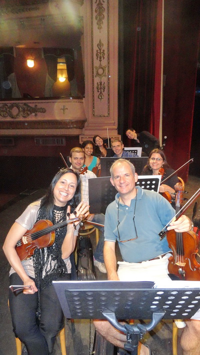 Grace Medina y violinistas